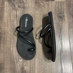 No Boundarie Black Strappy Toe-Loop Sandals Women’s size 7